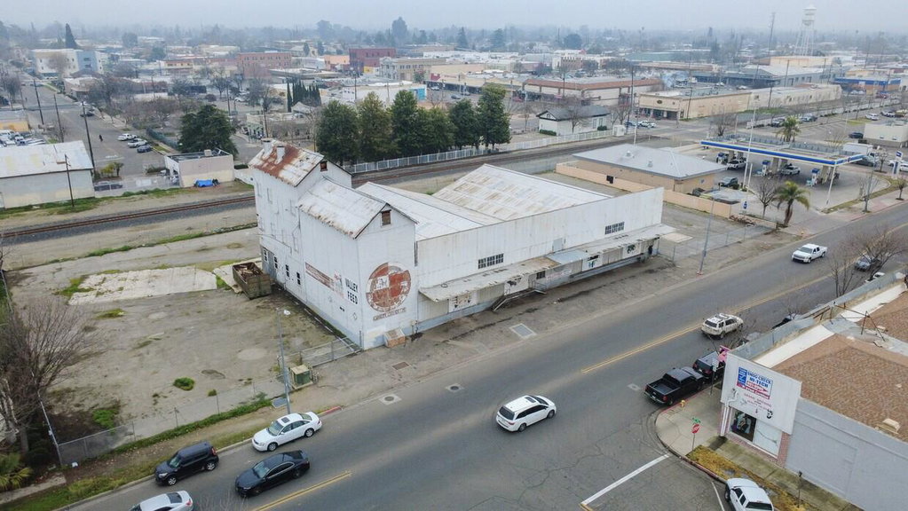 121 N Gateway Dr, Madera, CA 93637