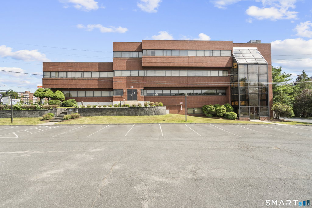 10 Waterchase Dr, Rocky Hill, CT 06067
