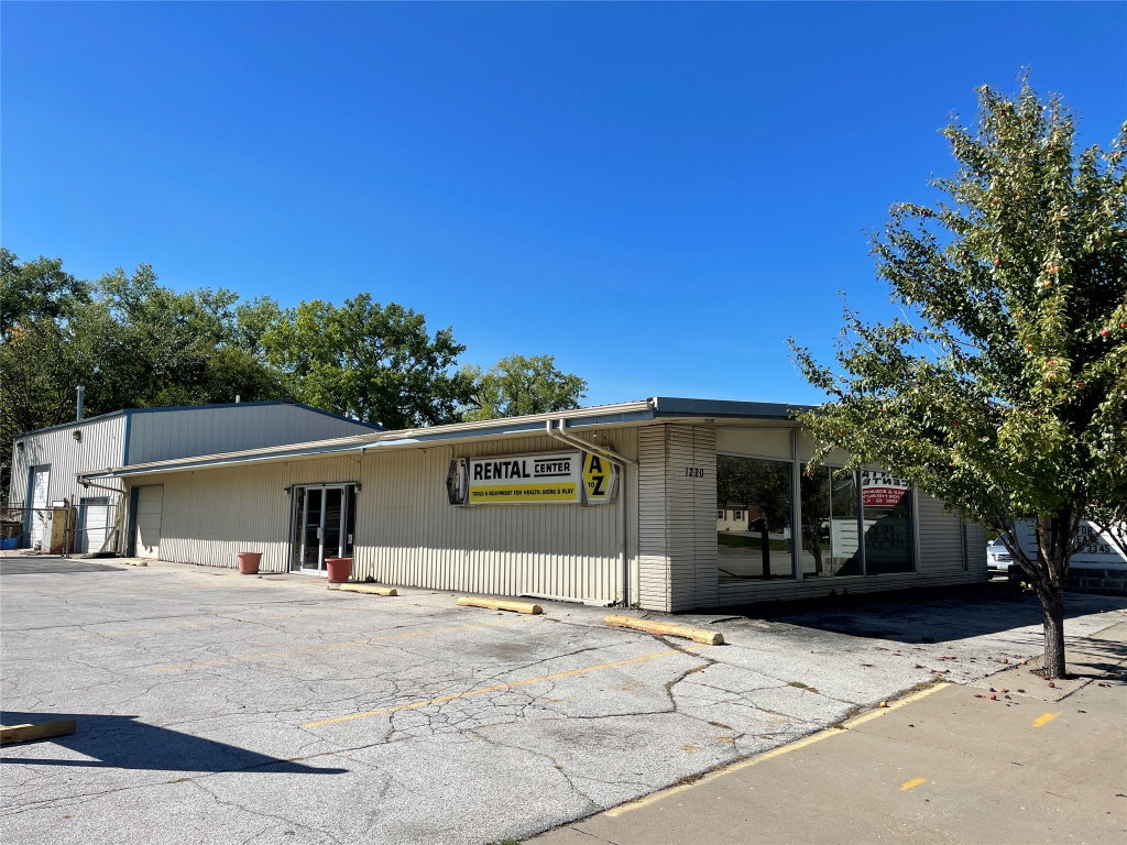 1220 73 St, Windsor Heights, IA 50324
