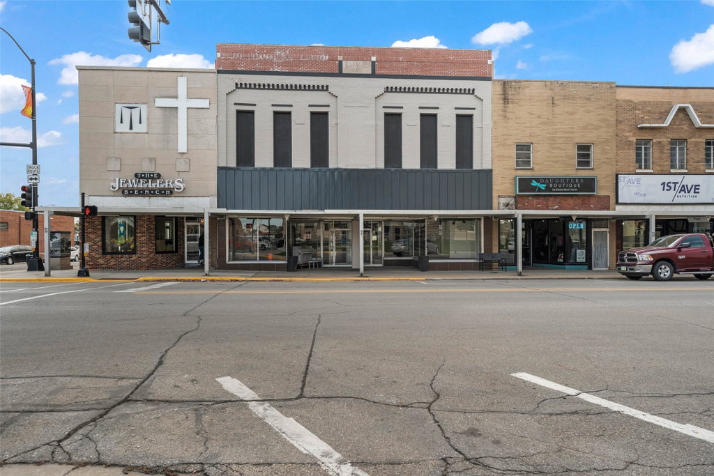 103 1St Ave W, Newton, IA 50208