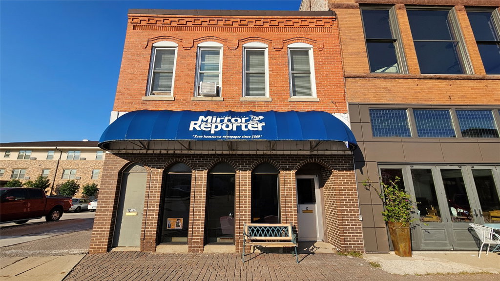 12 N 4Th St, Clear Lake, IA 50428