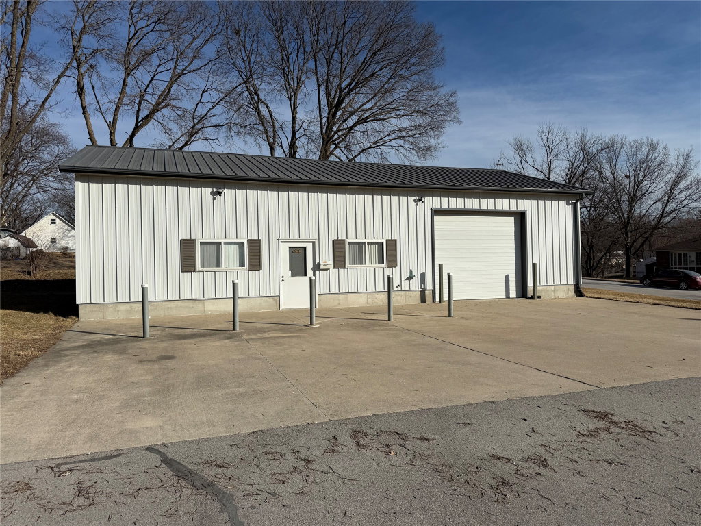 413 E Grade St, Winterset, IA 50273