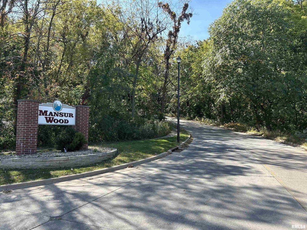 900 Rebecca Ln, Carbon Cliff, IL 61239