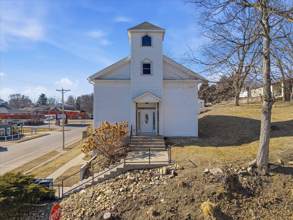 204 N 2Nd St, Le Claire, IA 52753