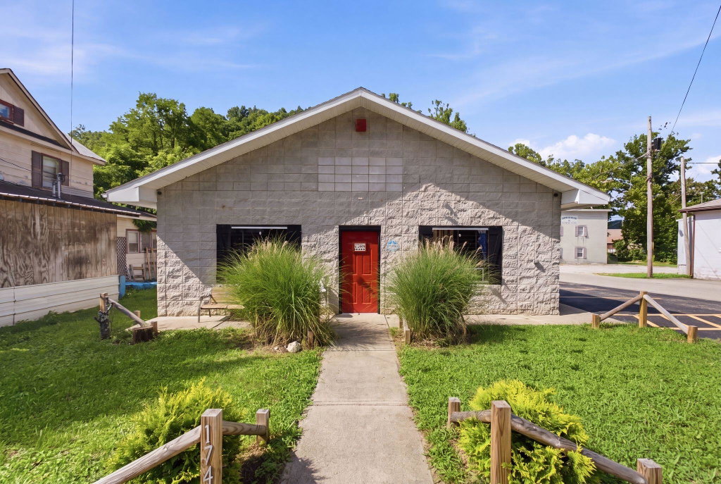 174 Back St, Frenchburg, KY 40322