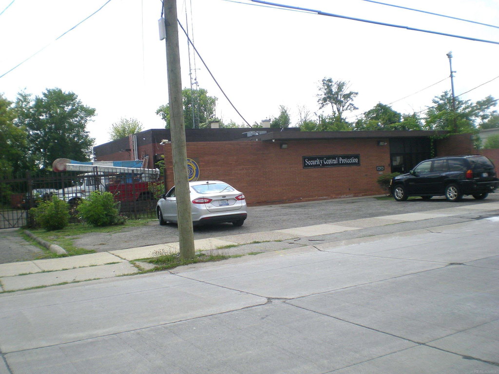 12821 Capital St, Oak Park, MI 48237