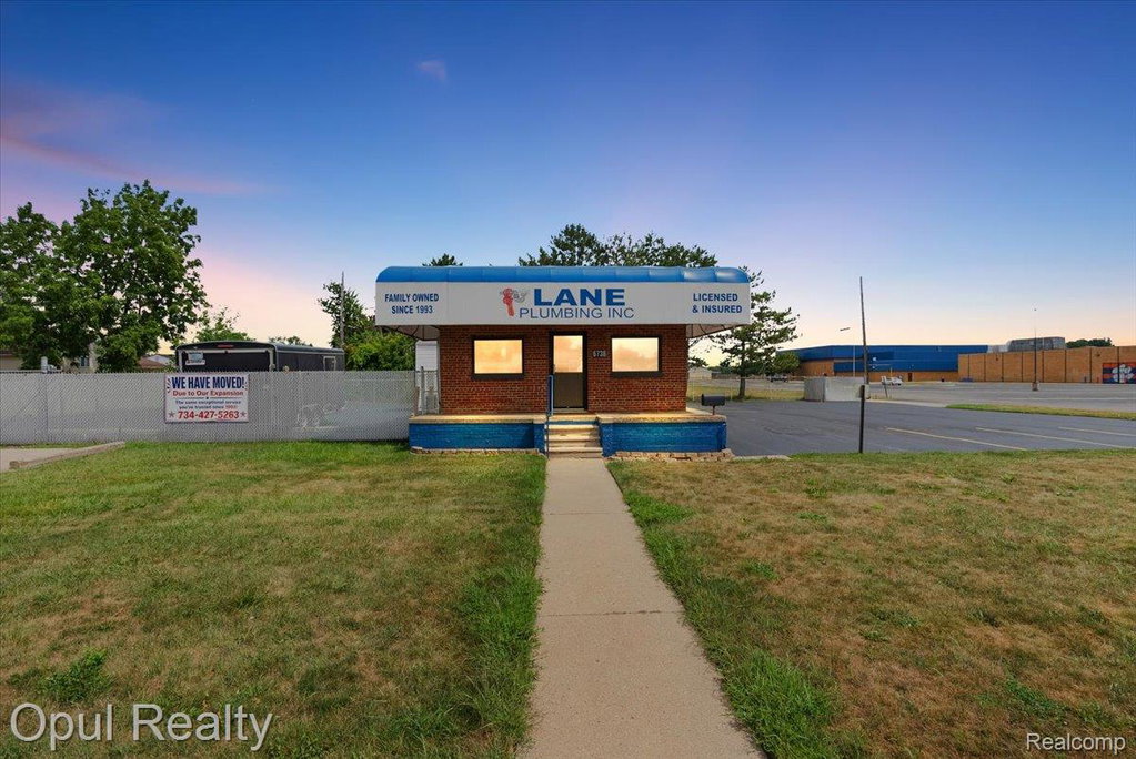 6738 Middlebelt Rd, Garden City, MI 48135