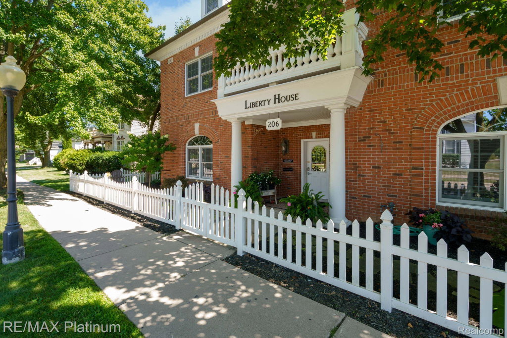 206 E Liberty St, Milford, MI 48381