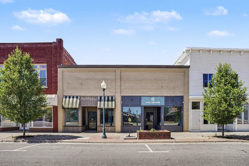 133 W Monroe St, Bangor, MI 49013