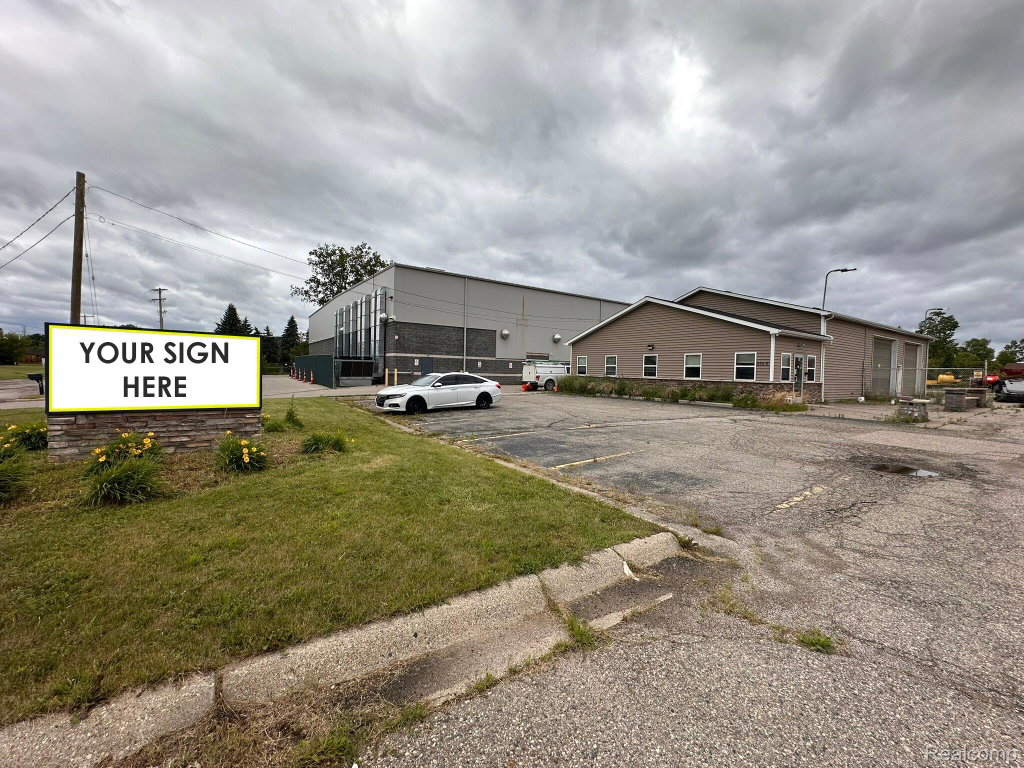 3245 Card Dr, Burton, MI 48529