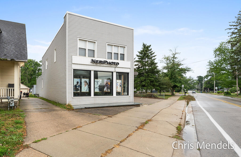 578 S Shore Dr, Holland, MI 49423
