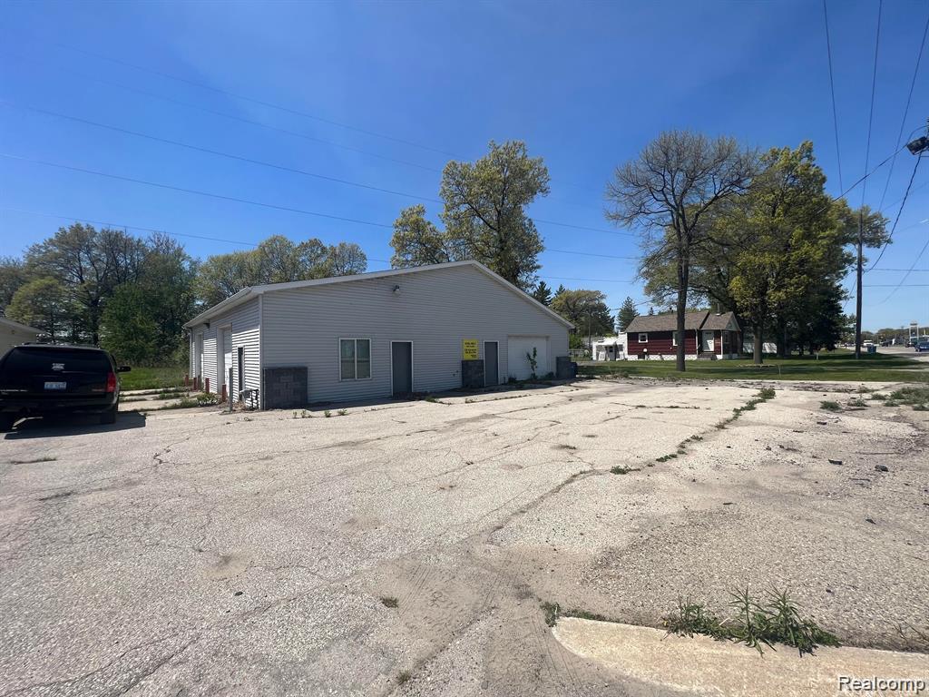 2632 S Huron Rd, Kawkawlin, MI 48631