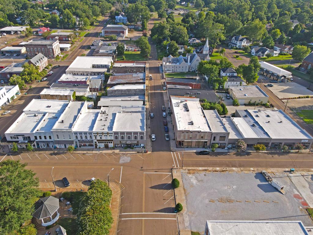 97 1St St, Grenada, MS 38901