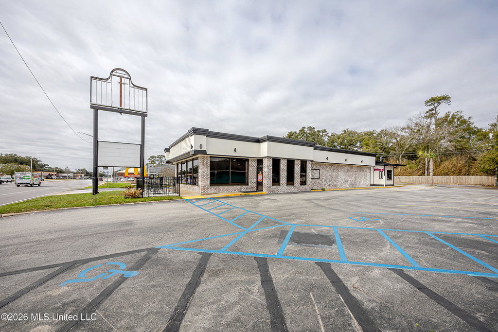 1407 Bienville Blvd, Ocean Springs, MS 39564