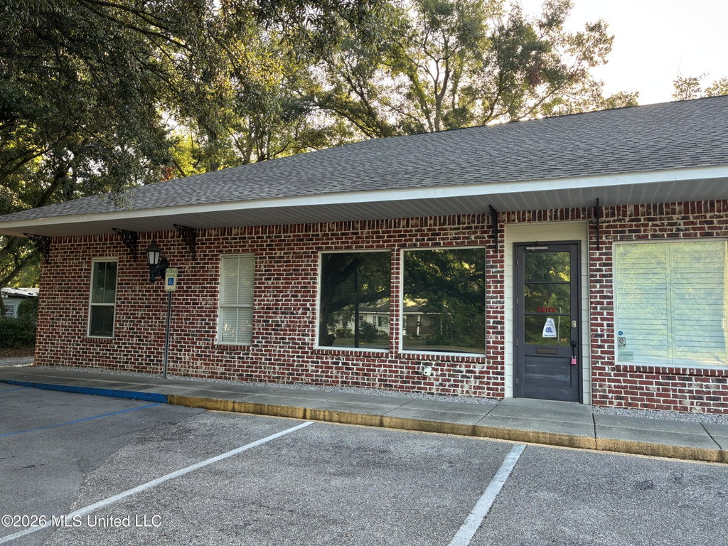 38 Pass Rd, Gulfport, MS 39507