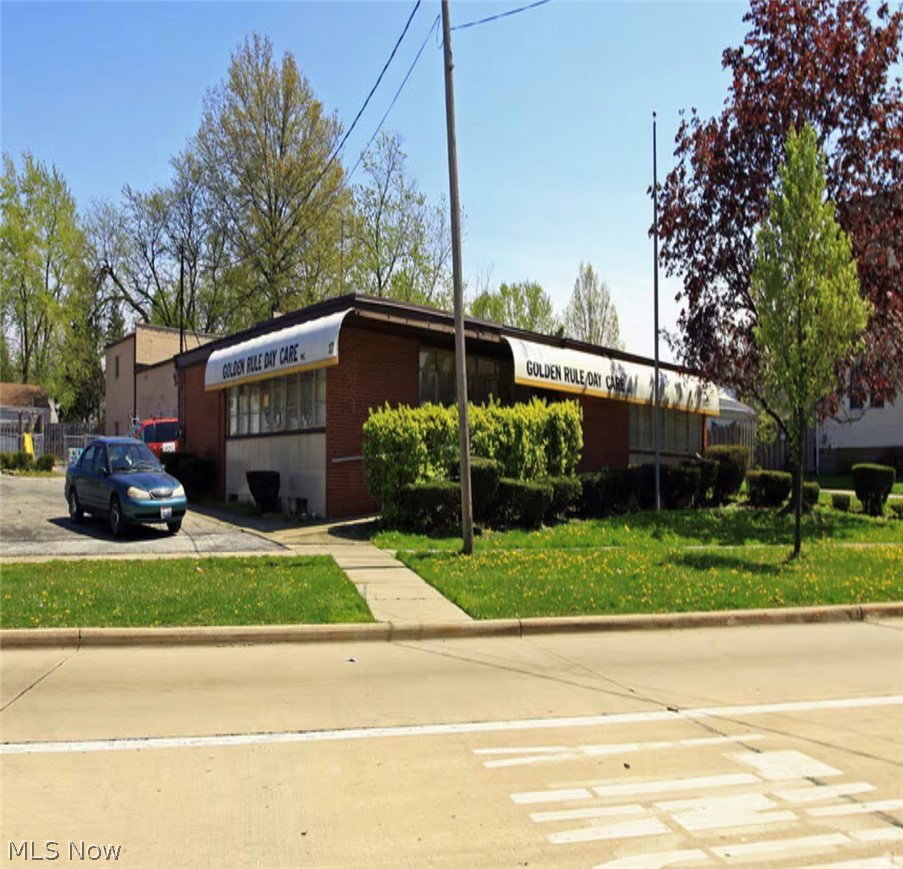 5117 Lee Rd, Maple Heights, OH 44137