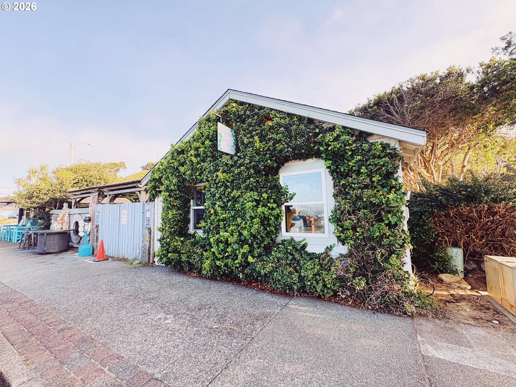 340 Se 2Nd St, Bandon, OR 97411