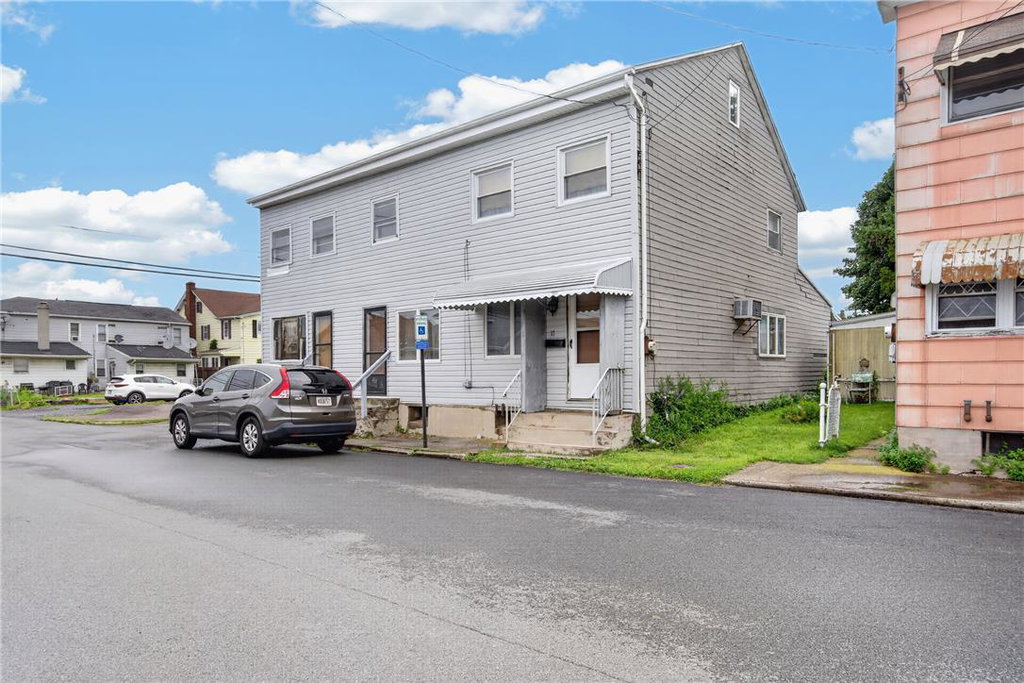17 S Logan St, McAdoo, PA 18237