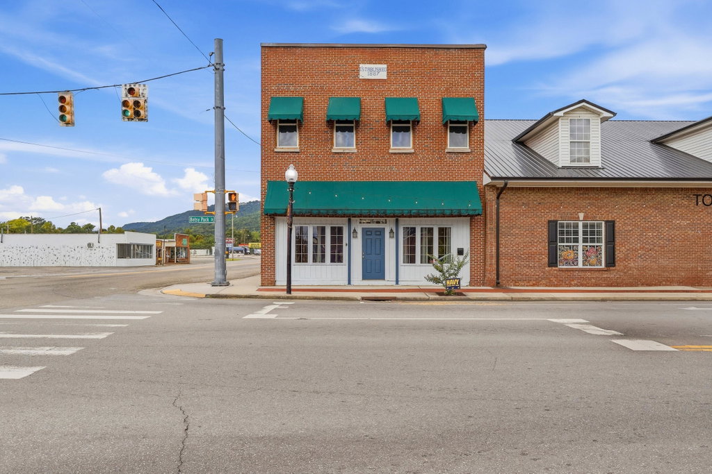 33 Courthouse Sq, Jasper, TN 37347