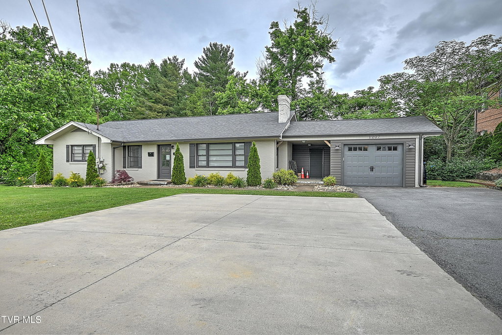 1207 E Jackson Blvd, Jonesborough, TN 37659