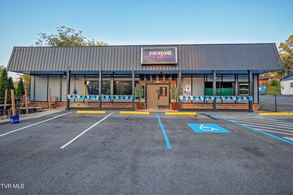 3500 Fort Henry Dr, Kingsport, TN 37664