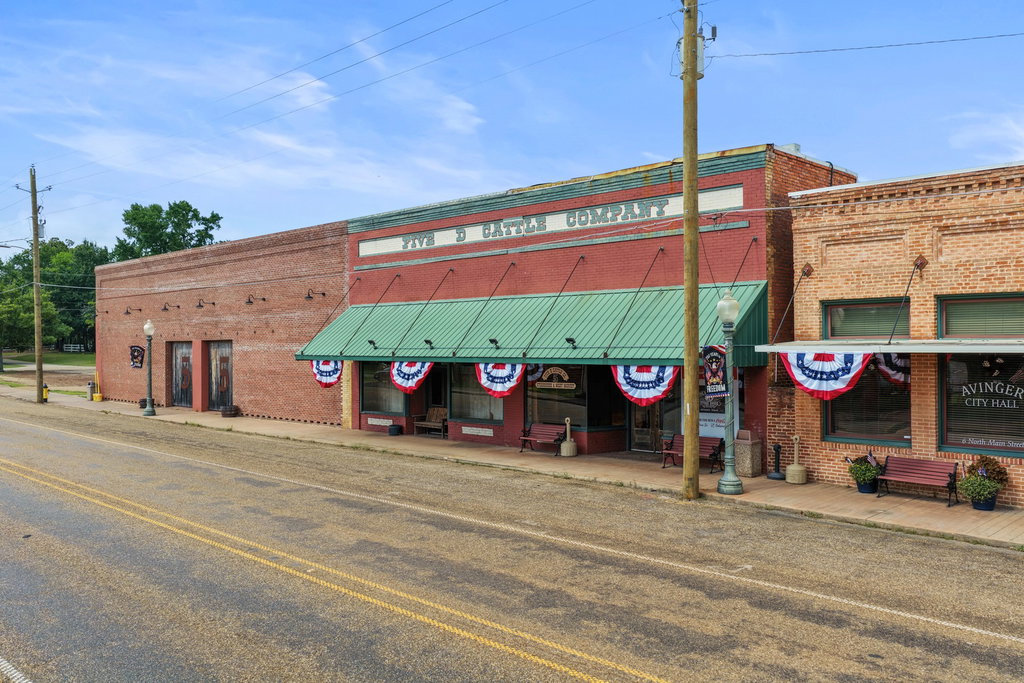 8 N Main St, Avinger, TX 75630