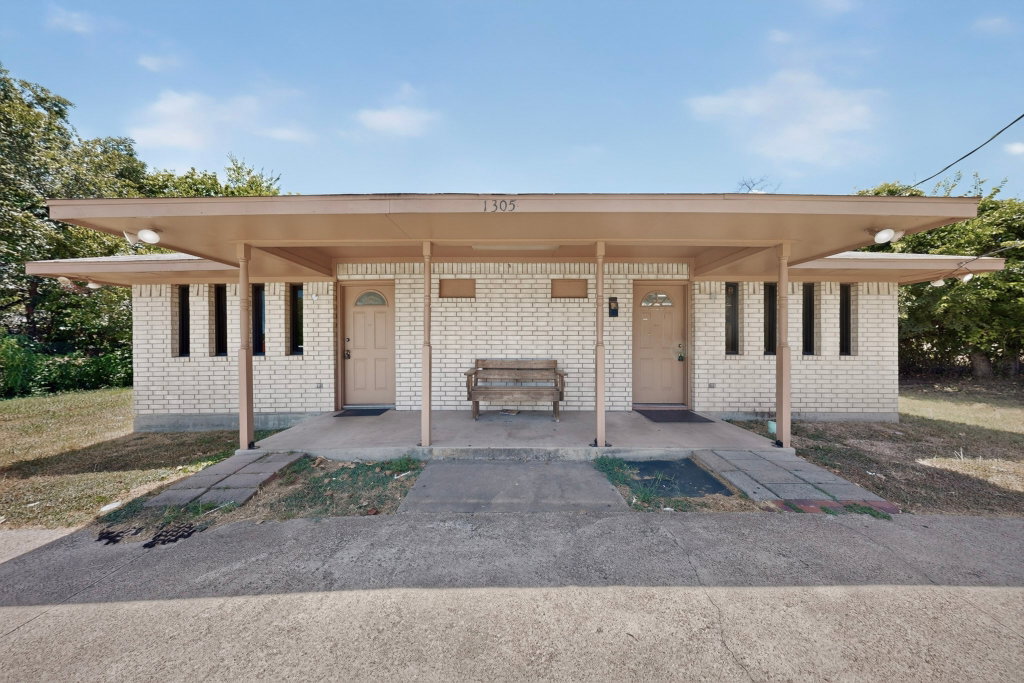 1305 N Kaufman St, Ennis, TX 75119