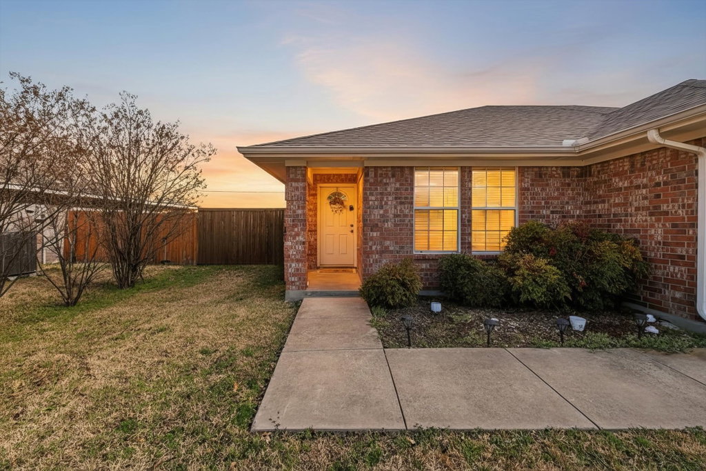 1185 Greywood Dr, Van Alstyne, TX 75495