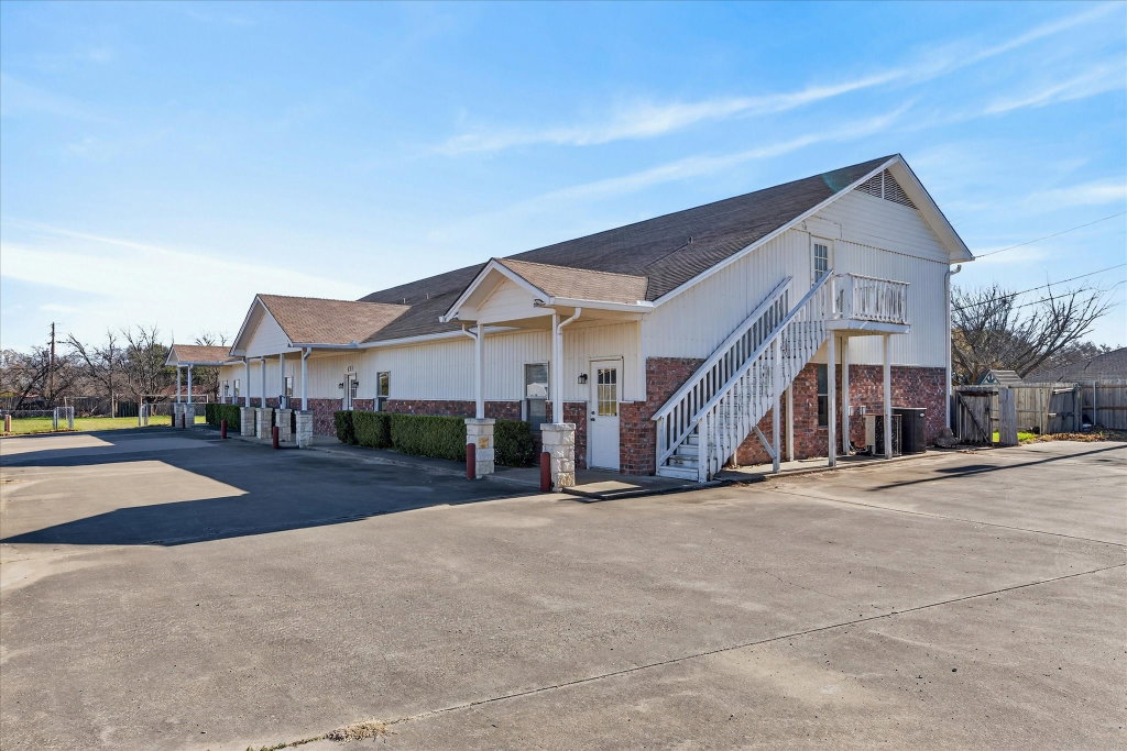 611 W Spring Valley Rd, Hewitt, TX 76643