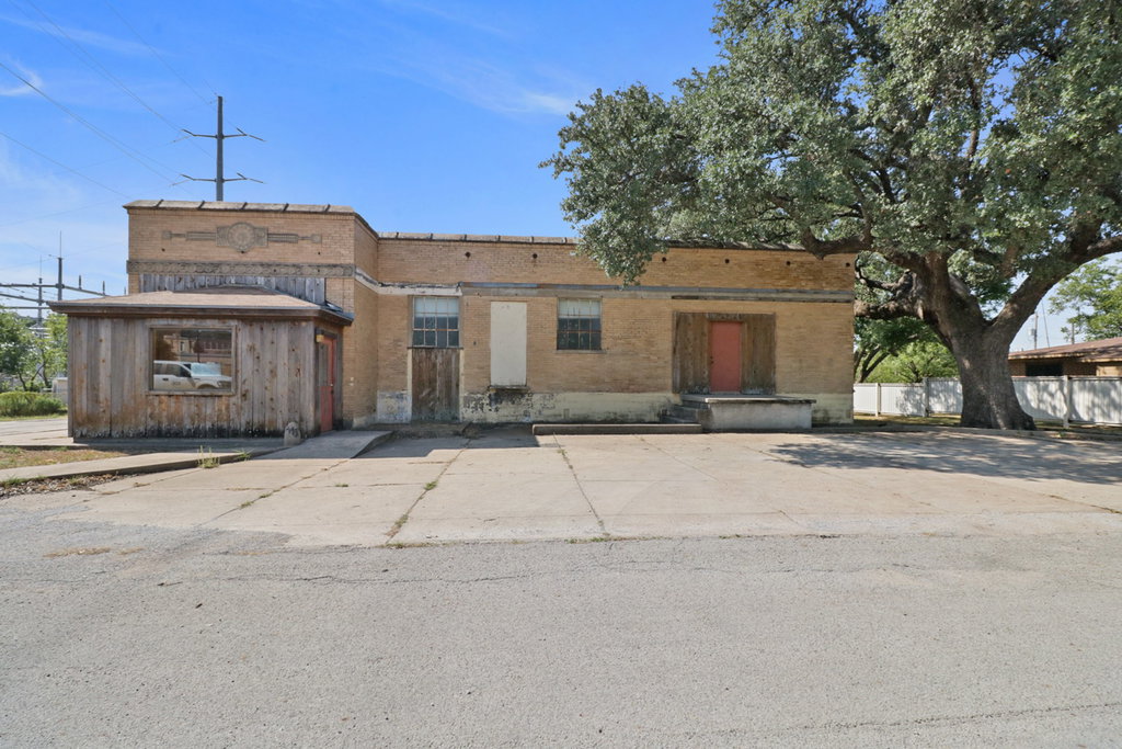 801 S Santa Fe St, Santa Anna, TX 76878