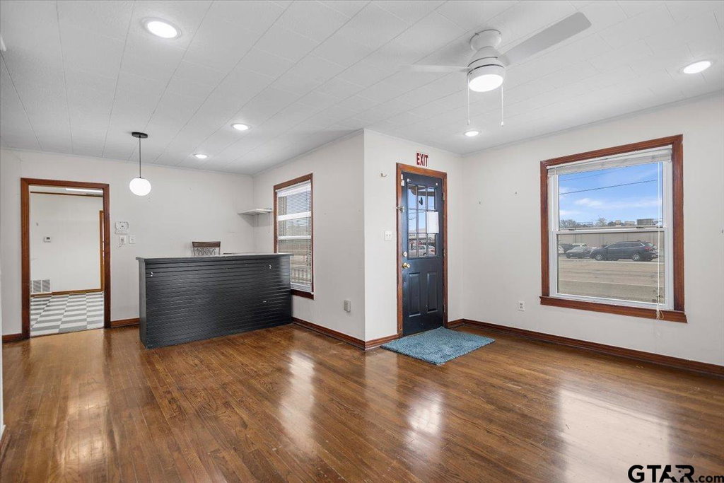 304 N Main St, Lindale, TX 75771